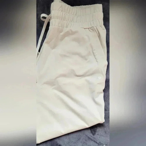 SAVVI Women’s Street Joggers, size medium, Light Cream Color - Picture 5 of 7